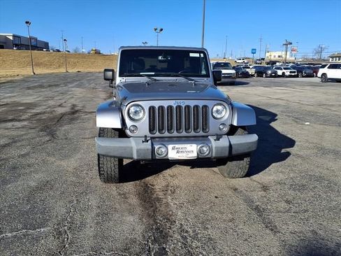 Used 2018 Jeep Wrangler Unlimited Sahara image 3