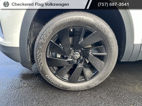 Used 2025 Volkswagen Atlas SE image 3