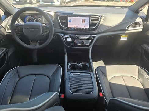 New 2027 Chrysler Pacifica Limited FWD image 7