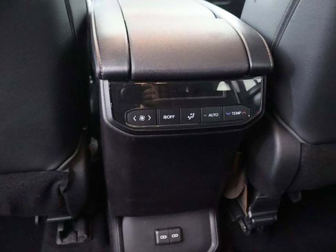 Used 2022 Toyota Highlander XLE AWD/4WD image 49