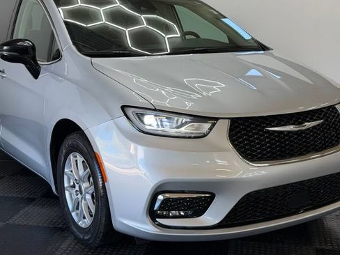 Used 2024 Chrysler Pacifica Touring-L FWD image 3