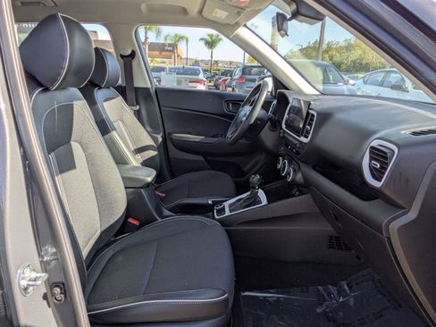 Certified 2025 Hyundai Venue Limited FWD image 29