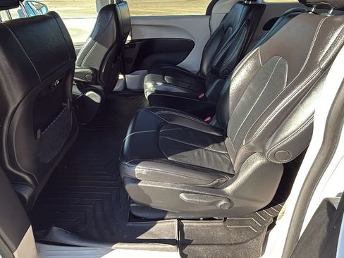 Used 2022 Chrysler Pacifica Touring-L image 13