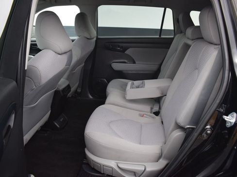 Used 2023 Toyota Highlander LE AWD/4WD image 15