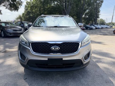 Used 2017 Kia Sorento LX FWD image 2