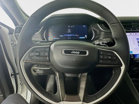 Used 2023 Jeep Grand Cherokee Limited image 12