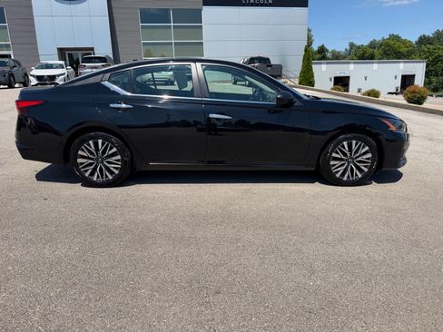 Used 2024 Nissan Altima 2.5 SV FWD image 19