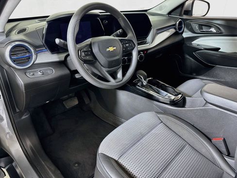 Used 2025 Chevrolet Trax LT FWD image 7