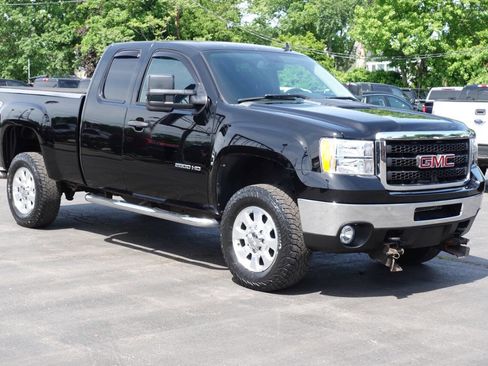 Used 2011 GMC Sierra 2500 SLE w/ SLE Preferred Package AWD/4WD image 4