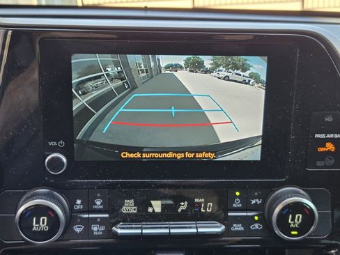 Used 2023 Toyota Highlander LE FWD image 12