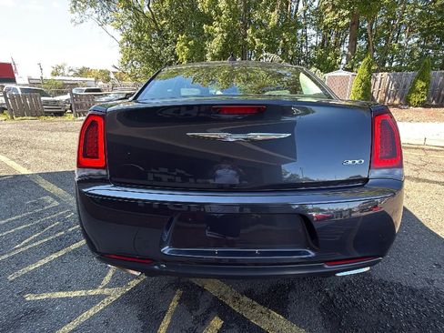 Used 2019 Chrysler 300 Touring w/ Sport Appearance Package image 5