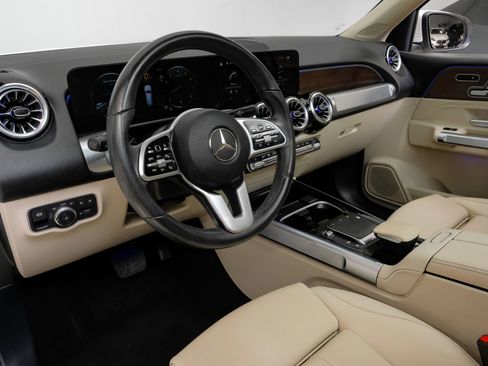 Used 2023 Mercedes-Benz GLB 250 w/ Premium Package image 3
