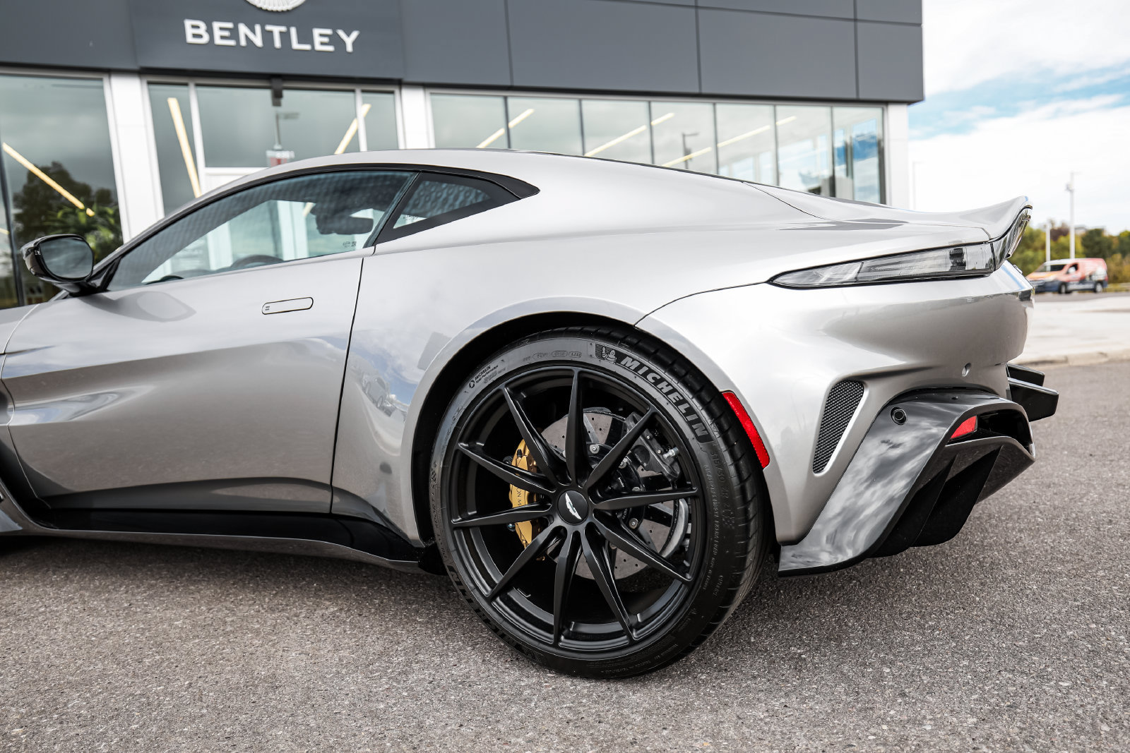 Used 2023 Aston Martin V12 Vantage RWD image 9