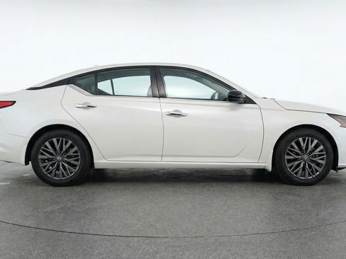 Used 2025 Nissan Altima 2.5 SV FWD image 11