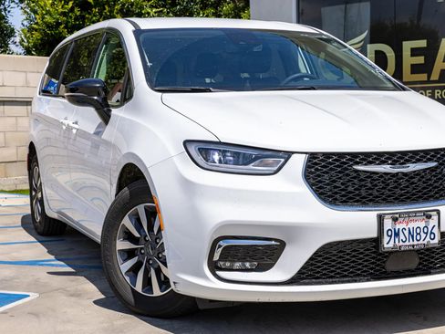 Used 2024 Chrysler Pacifica Limited FWD image 3