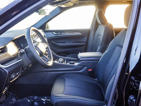 New 2025 Jeep Grand Cherokee Laredo X w/ Luxury Tech Group I image 19