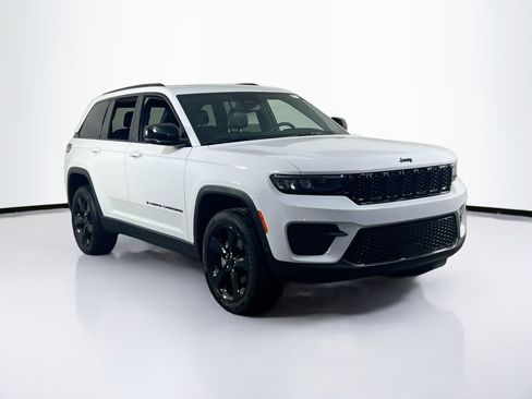 Used 2023 Jeep Grand Cherokee Altitude image 3