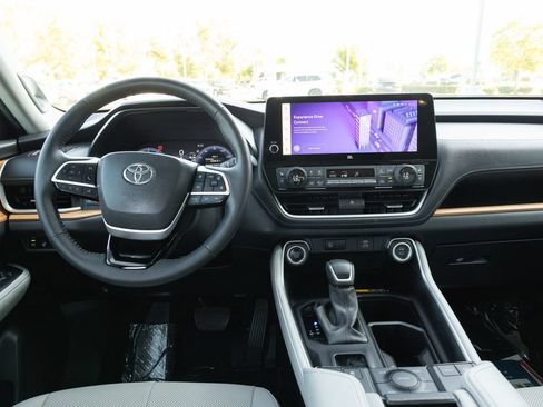 Certified 2024 Toyota Grand Highlander AWD image 27
