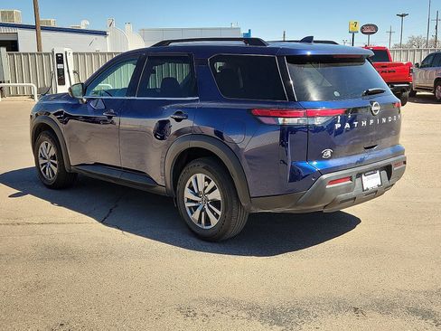 Used 2025 Nissan Pathfinder SV image 3