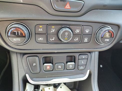 Used 2020 GMC Terrain SLE w/ Driver Convenience Package FWD image 15
