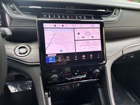 Used 2025 Jeep Grand Cherokee Limited w/ Black Appearance Package AWD/4WD image 18