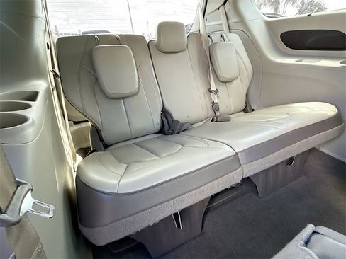 Used 2018 Chrysler Pacifica Touring-L image 31