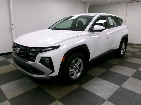 Used 2025 Hyundai Tucson SE AWD/4WD image 1