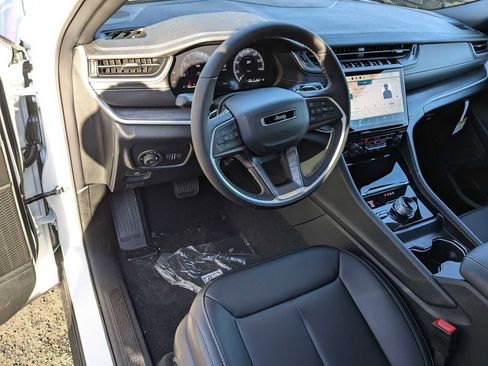 Certified 2025 Jeep Grand Cherokee L Limited w/ Trailer Tow Package image 11