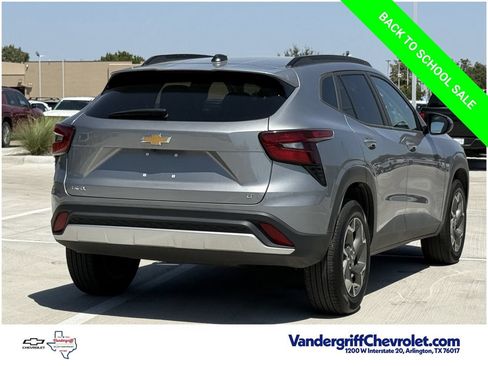 Used 2025 Chevrolet Trax LT w/ LT Convenience Package FWD image 4