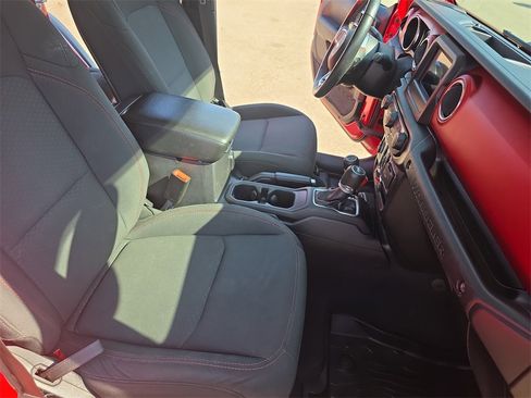 Used 2019 Jeep Wrangler Unlimited Rubicon w/ Cold Weather Group image 10