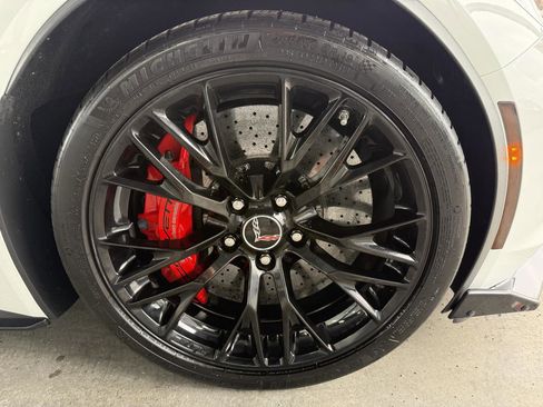 Used 2015 Chevrolet Corvette Z06 w/ 3LZ Preferred Equipment Group image 35