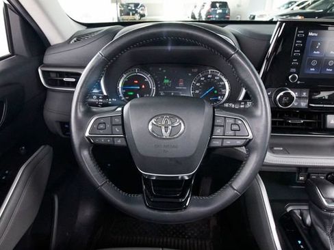 Used 2021 Toyota Highlander XLE AWD/4WD image 9
