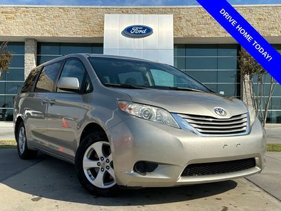 Used 2017 Toyota Sienna LE w/ Preferred Accessory Package