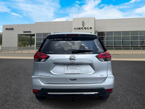 Used 2018 Nissan Rogue SV w/ Premium Package FWD image 4