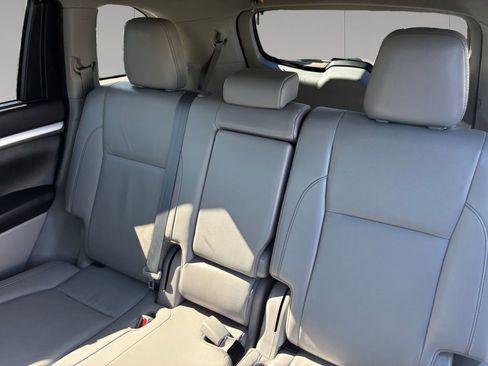 Used 2019 Toyota Highlander XLE AWD/4WD image 16