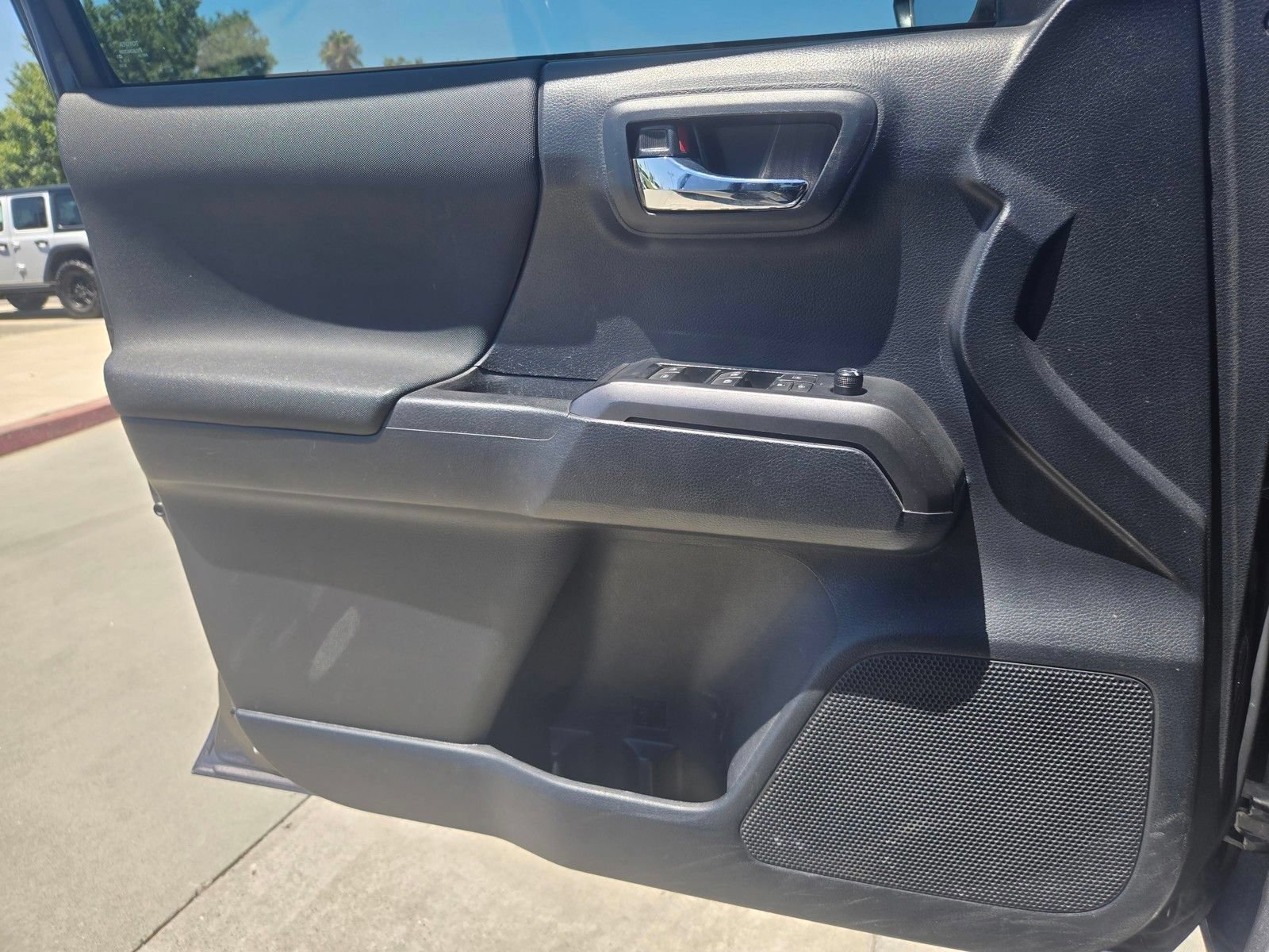 Used 2019 Toyota Tacoma TRD Sport w/ Technology Package RWD image 18