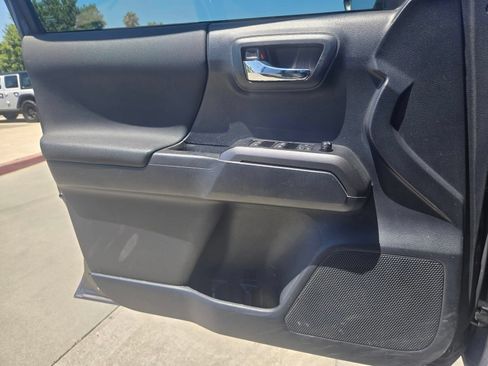 Used 2019 Toyota Tacoma TRD Sport w/ Technology Package RWD image 18