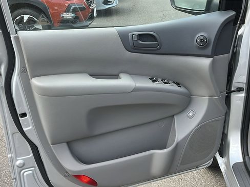 Used 2012 Kia Sedona LX image 10