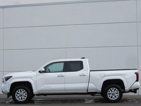 Certified 2025 Toyota Tacoma SR5 AWD/4WD image 4