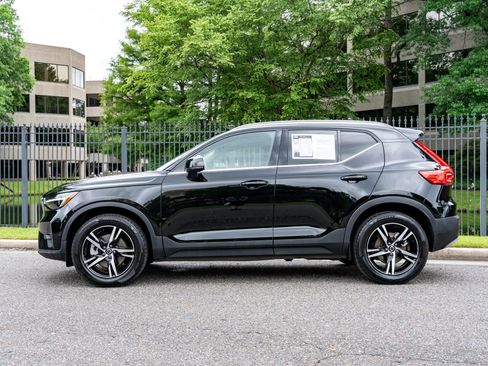 Used 2023 Volvo XC40 B5 Plus AWD/4WD image 9