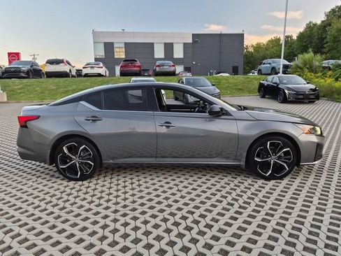 Used 2023 Nissan Altima 2.5 SR FWD image 2