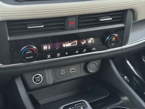 Used 2023 Nissan Rogue SV image 31