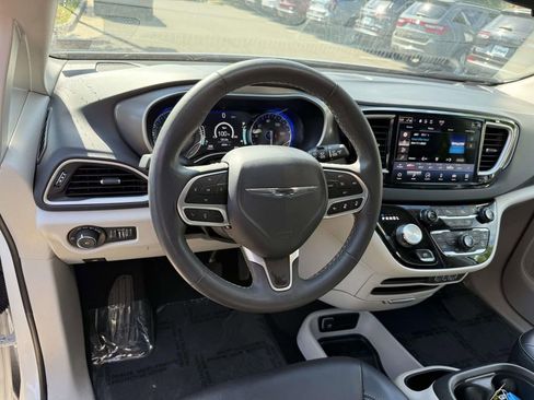 Used 2024 Chrysler Pacifica Touring-L FWD image 3