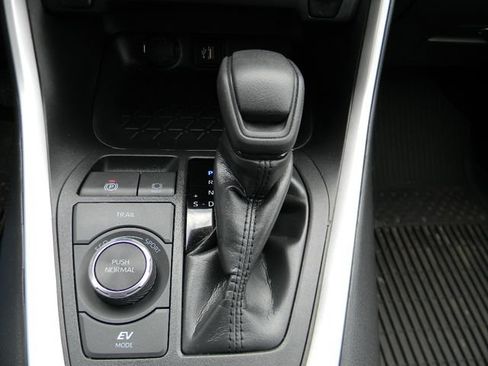Used 2024 Toyota RAV4 LE AWD/4WD image 16