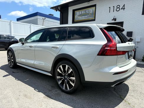 Used 2020 Volvo V60 T5 Cross Country image 3