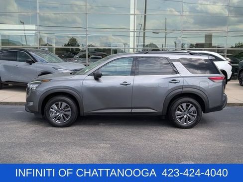 Used 2025 Nissan Pathfinder SV FWD image 2