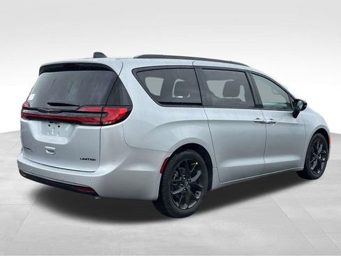 New 2026 Chrysler Pacifica Limited image 7