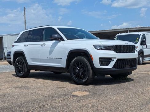 Used 2025 Jeep Grand Cherokee Altitude AWD/4WD image 2