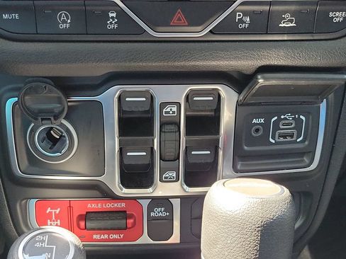 Used 2024 Jeep Gladiator Sport AWD/4WD image 23