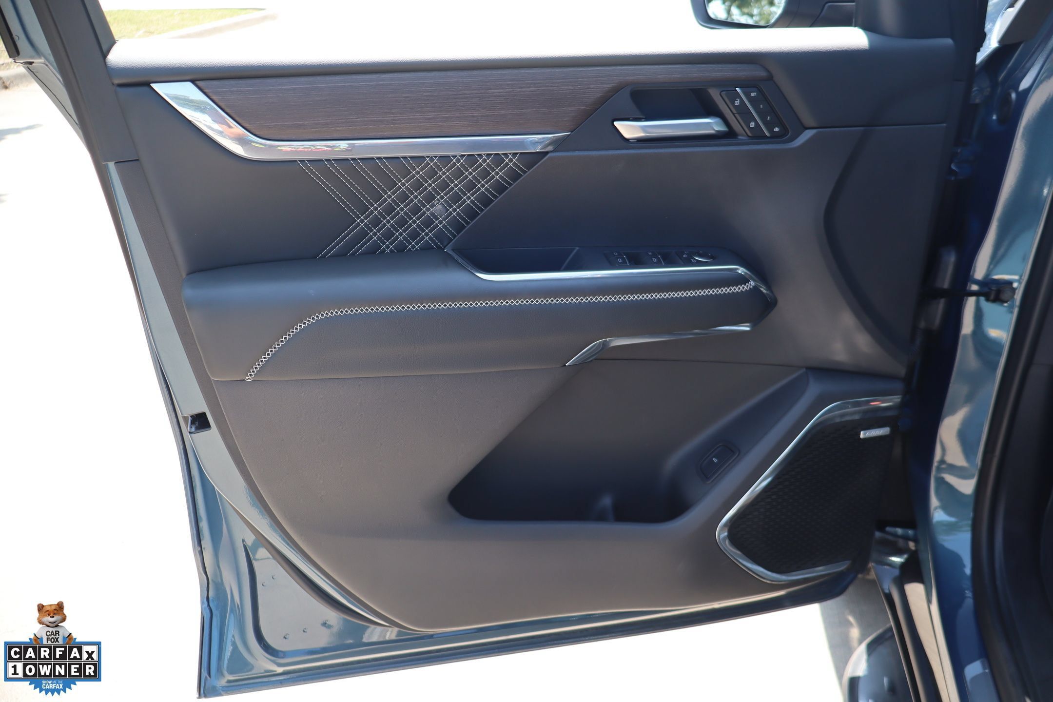 Used 2025 GMC Acadia Denali w/ LPO, Floor Liner Package FWD image 13